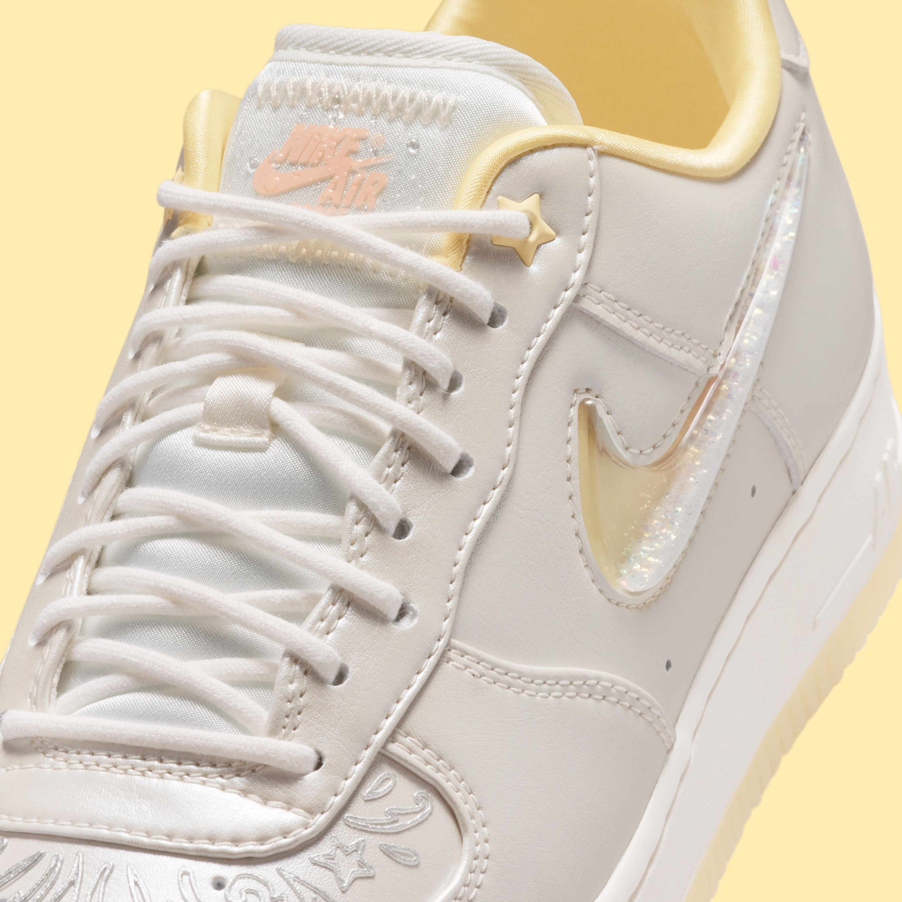 大人気 Nike AIR FORCE 1 LOW Glitter Swoosh Nike Air Force 1 Low Arrives With Glitter-Filled Swoosh
