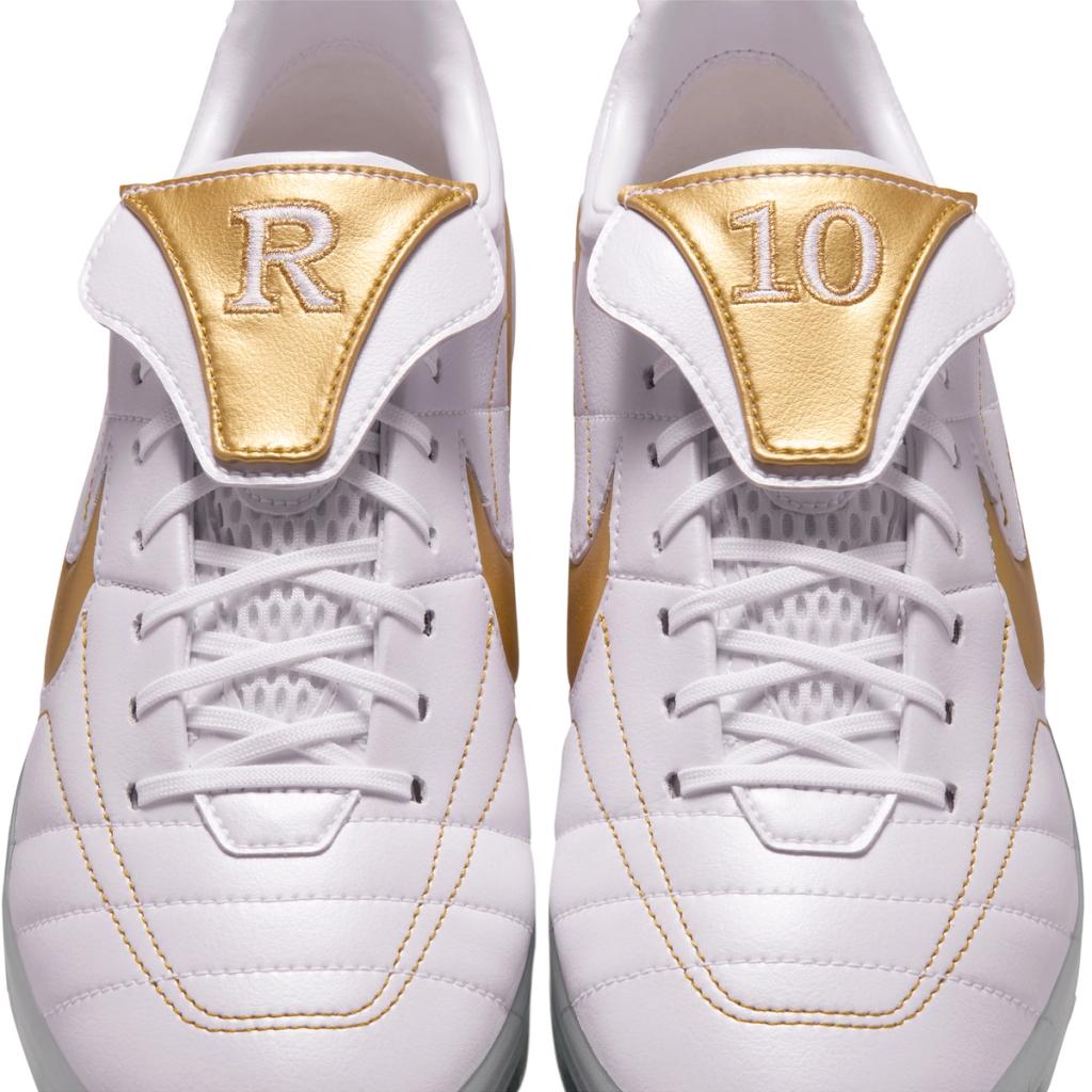Nike Tiempo Ronaldinho Cryoshot football boot featuring heritage silhouette with modern thermal technology