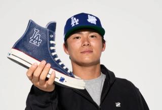 Yoshinobu Yamamoto (山本由伸) for UNDEFEATED's Los Angeles Dodgers Converse Chuck 70 collaboration.
