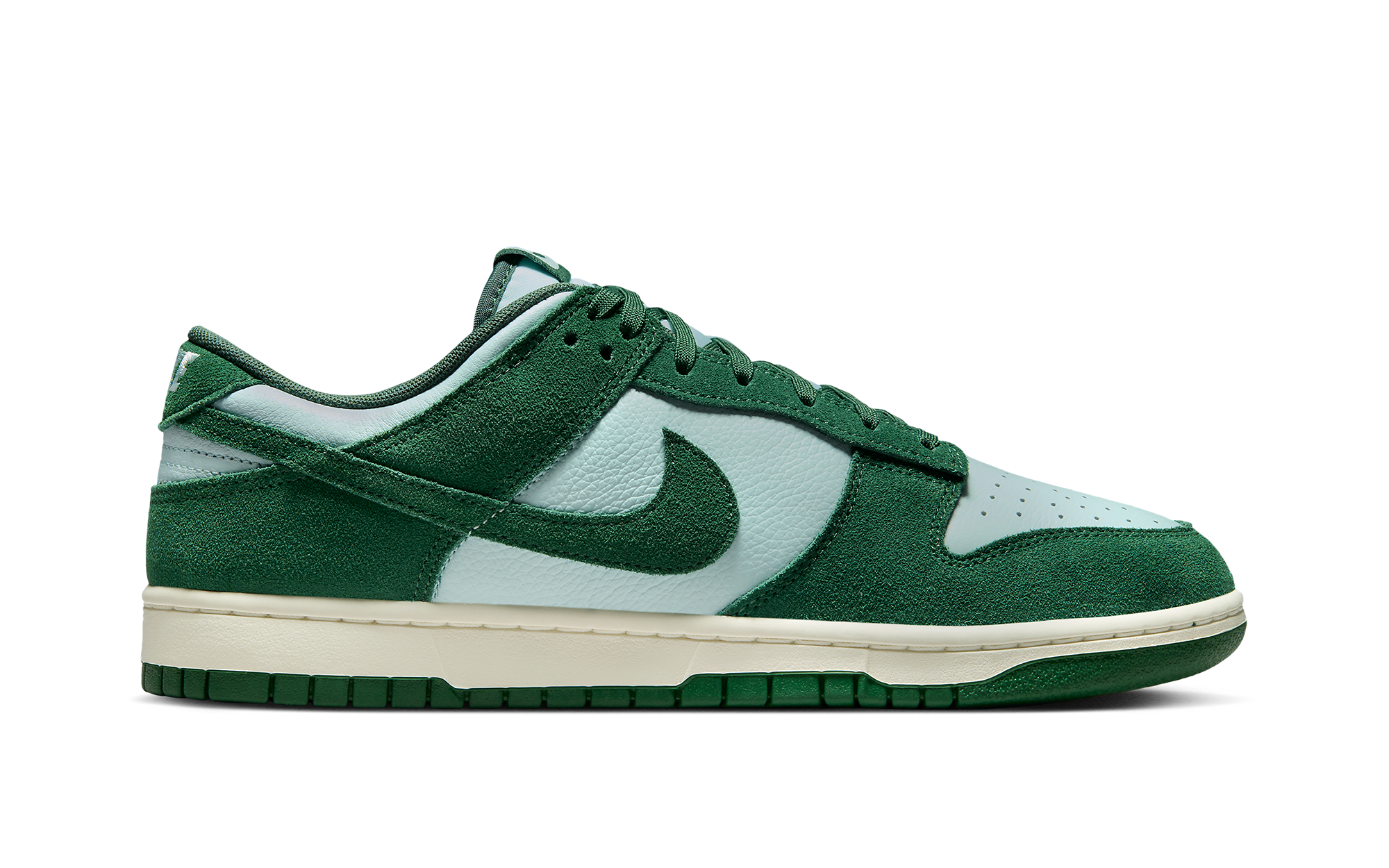 Nike Dunk Low “Team Dark Green” Surfaces Ahead of Summer