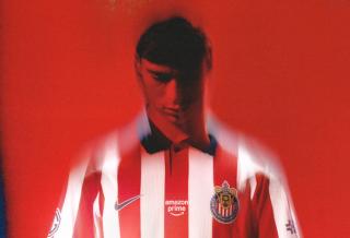 ARMANDO "HORMIGA" GONZÁLEZ WEARING CHIVAS 26/27 HOME JERSEY. PHOTO VIA NIKE.