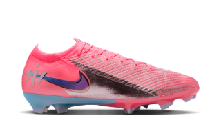 Vinicius Jr.'s Nike Mercurial Vapor 16 Elite FG in a "Sunset Pulse" color scheme.