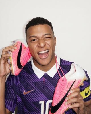 Kylian Mbappé for Nike "Breakout" Football Boots Pack, featuring a pink-colored Mercurial Superfly 11. Photo via Kylian Mbappé.