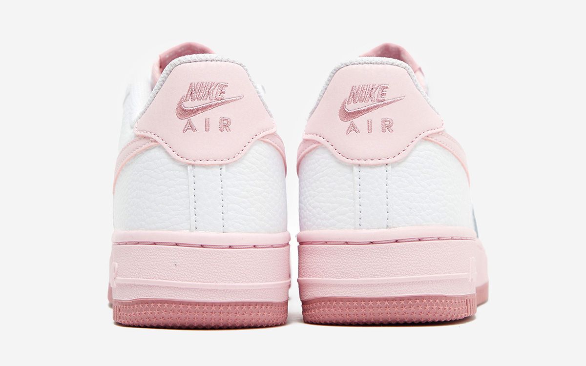 Air force 1 hot sale with pink bottom