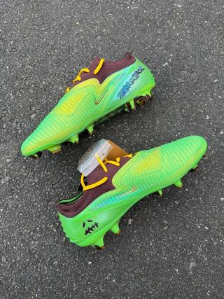 Travis Scott's Nike Phantom 6 Low Elite FG. Photo via @sbootssupply on Instagram.