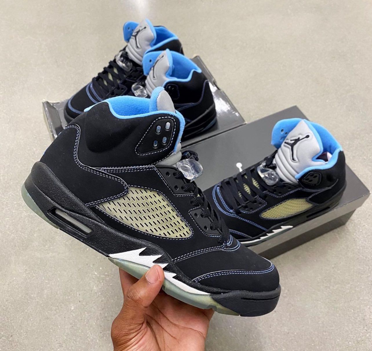 Air Jordan 5 ブラック/ブルー　27.5 　値下げ対応可能 Air Jordan 5 ブラック/ブルー 27.5 値下げ対応可能 - メルカリ