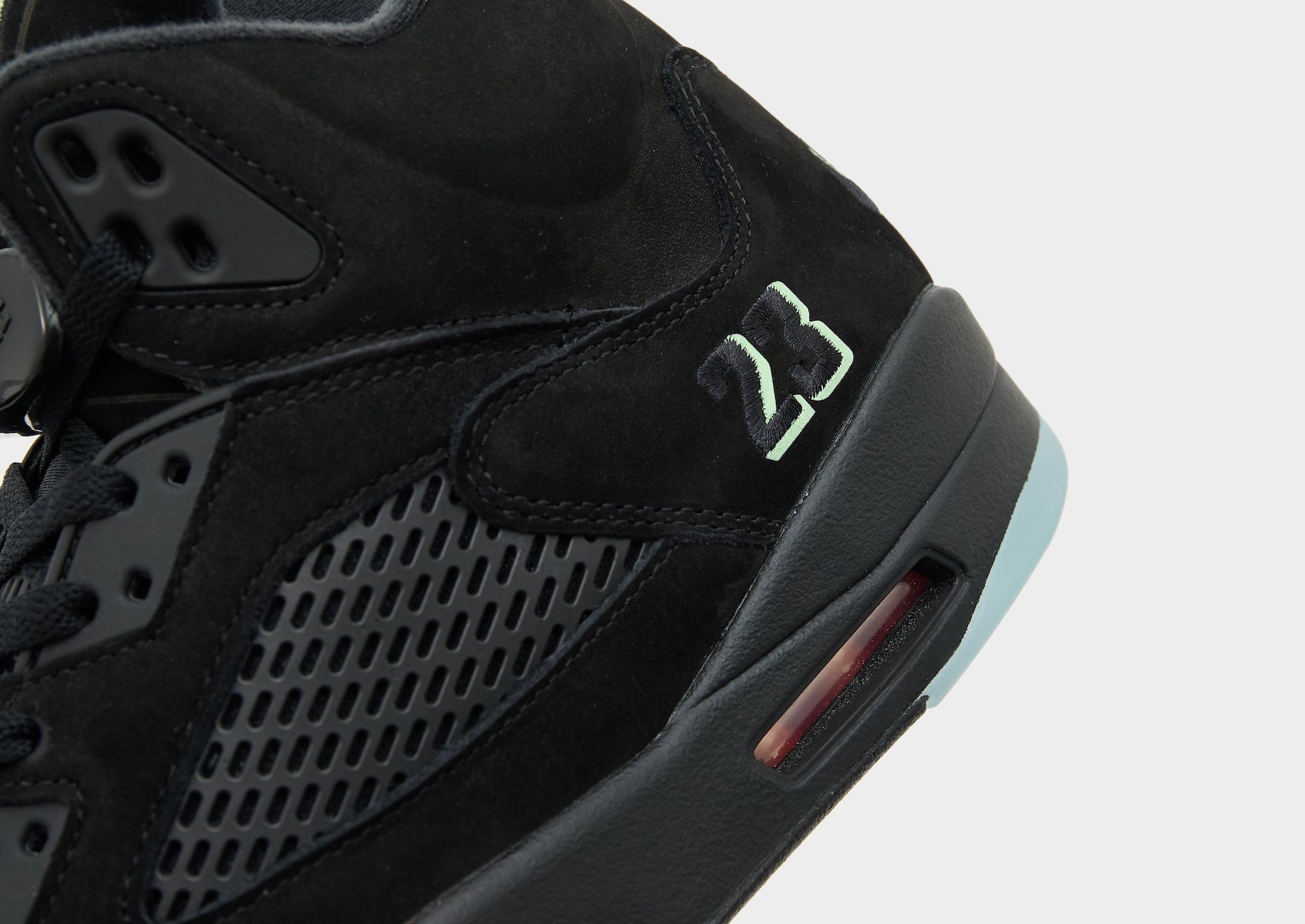 Air Jordan 5 "Halloween" (SKU: HQ7978-001). Photo via JD Sports.