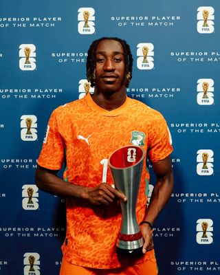 Yan Diomande with the Superior Player of the Match award. Photo via FIFA.
