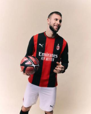 Strahinja Pavlović for AC Milan 26/27 Home Kit. Photo via AC Milan.