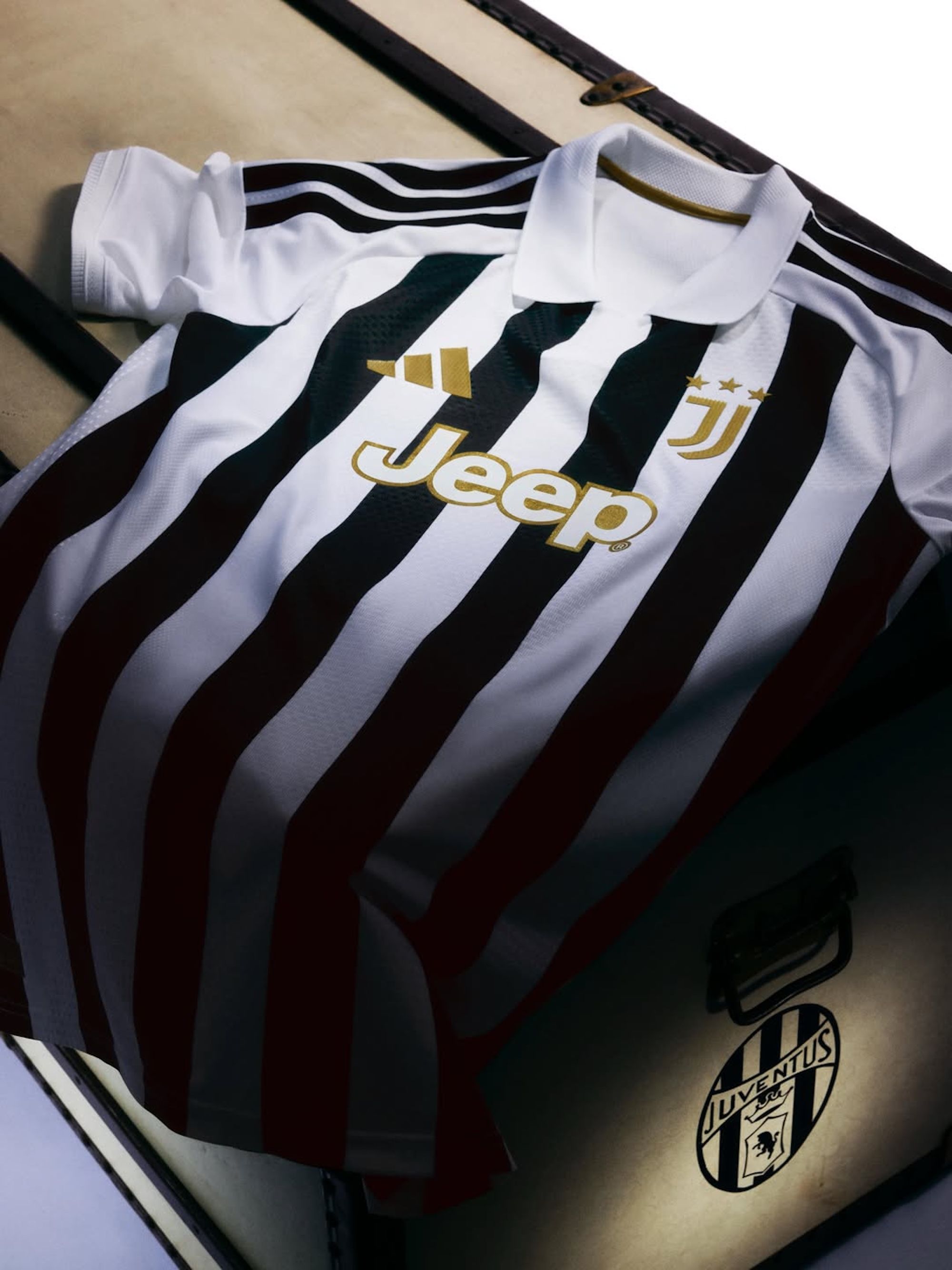 Juventus 26/27 adidas Home Authentic Short-Sleeve Jersey, featuring a white, black, and gold color scheme.