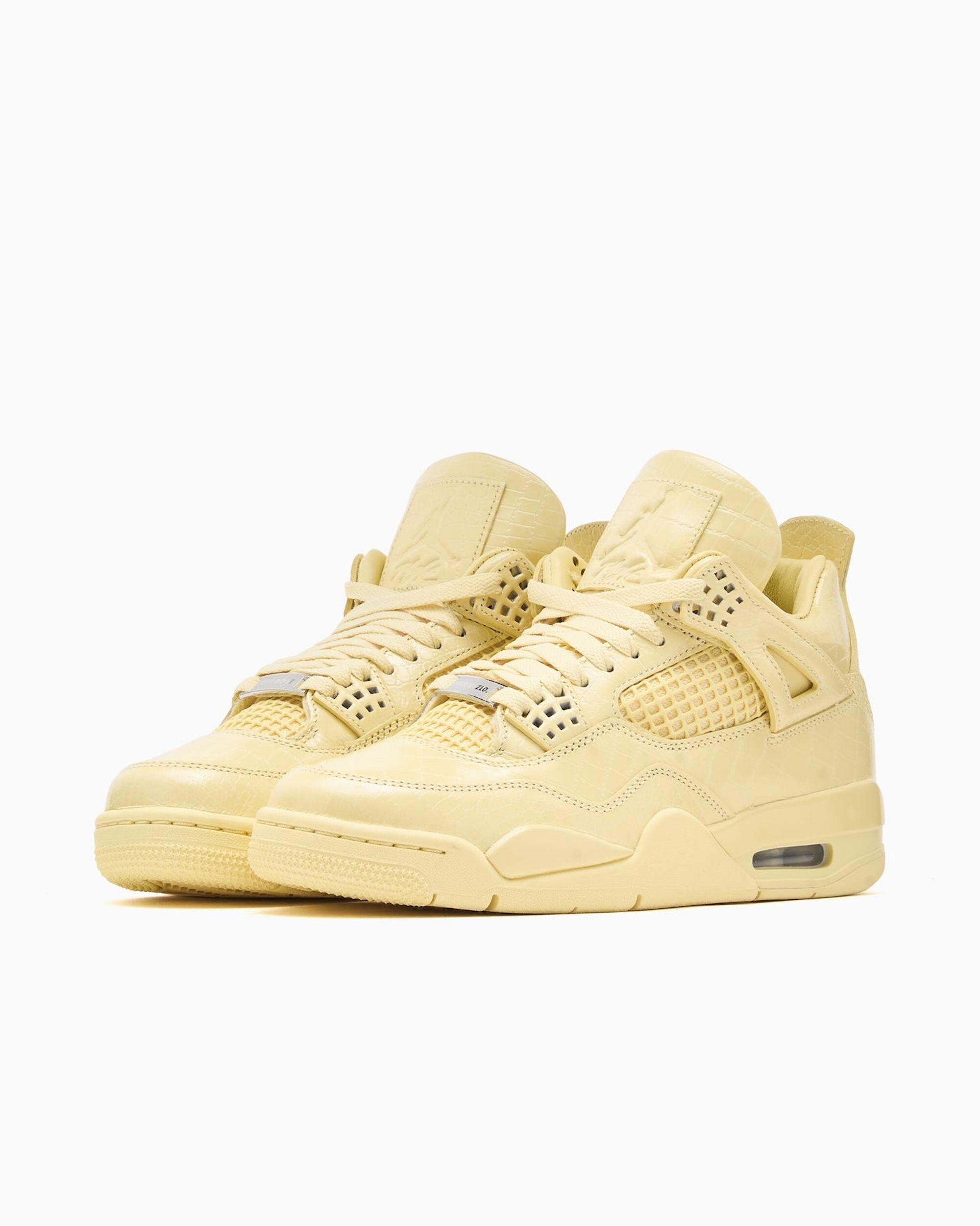 J Balvin x Air Jordan 4 "Lemonade" (SKU: IW2872-700). Photo via FOOTDISTRICT.