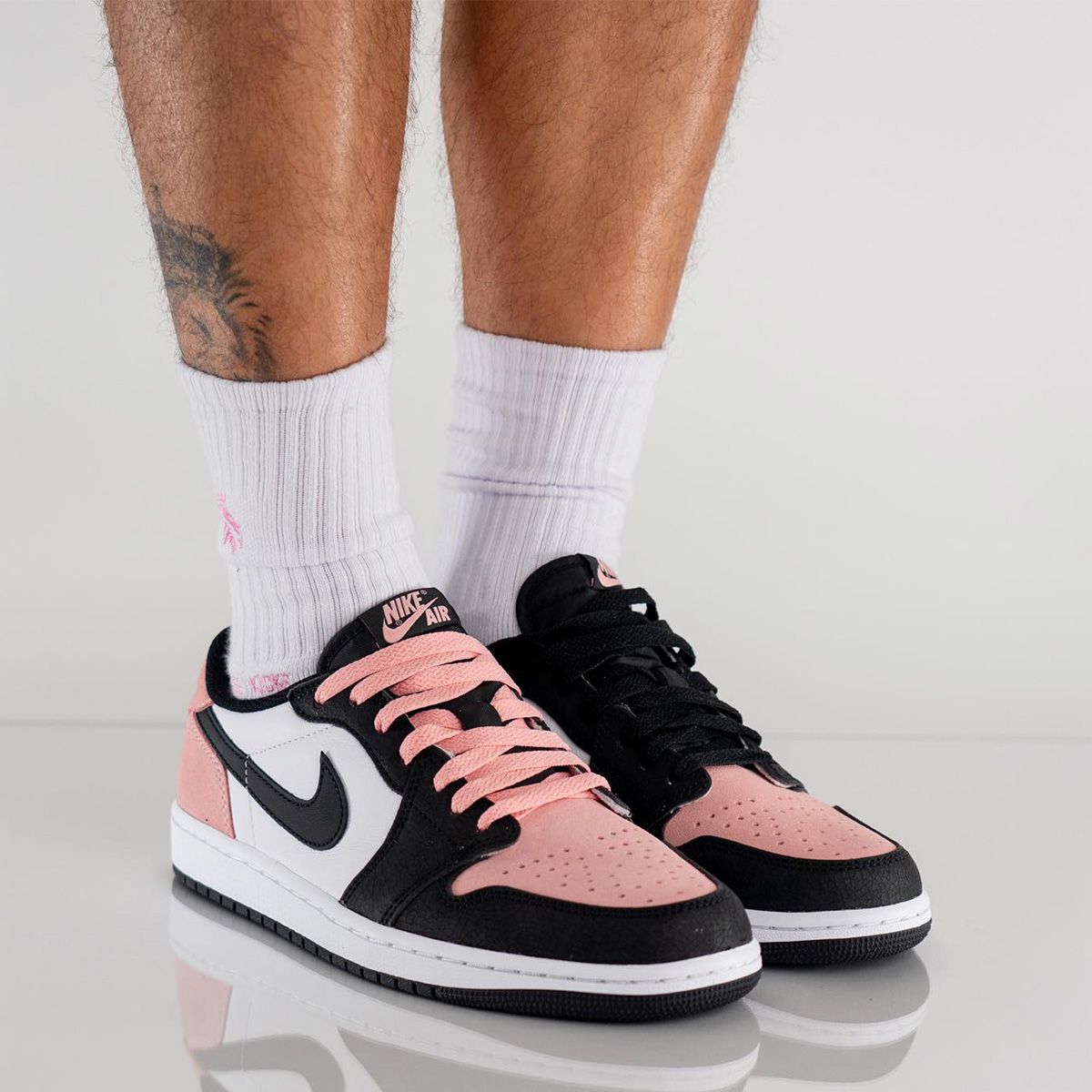 Jordan 1 low bleached coral pink Brand new retailer size 9