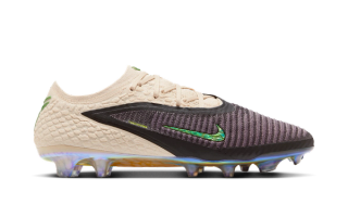 Kobe Bryant x Nike Phantom 6 Low Elite FG "Black Mamba" football boots.