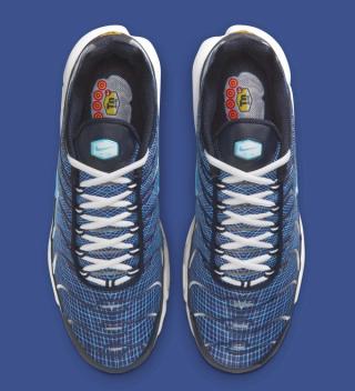 Nike's Air Max Plus in a "Dark Obsidian/Blue Chill" color scheme, featuring a grid pattern across the upper.