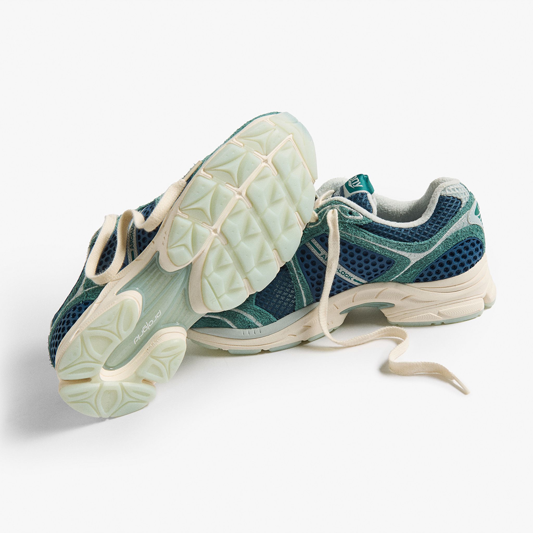 Saucony x END. ☆ Progrid Triumph 4 ‘Nessie’ END X Saucony Triumph 4 “Nessie” Review& On foot - YouTube
