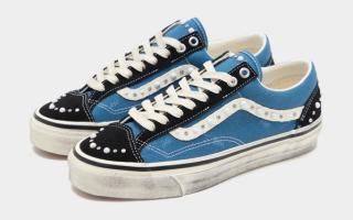 VANS OLD SKOOL 36 PEARLIZED "BLACK/Navy" (SKU: VN000E8VYA6). PHOTO VIA VANS.