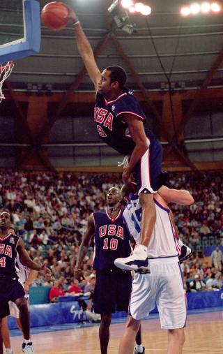 Vince Carter dunking over Frédéric Weis (2000). Photo by Darren McNamara/Allsport.
