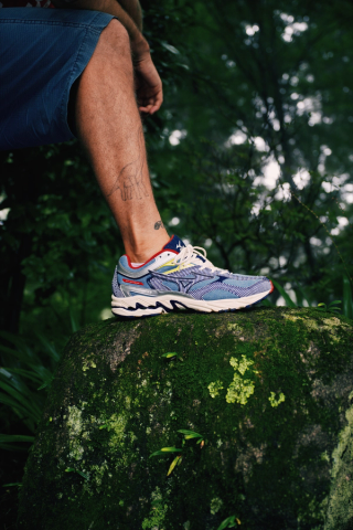 Sean Wotherspoon x Mizuno Wave MG4 LS Pack. Photo via Mizuno.