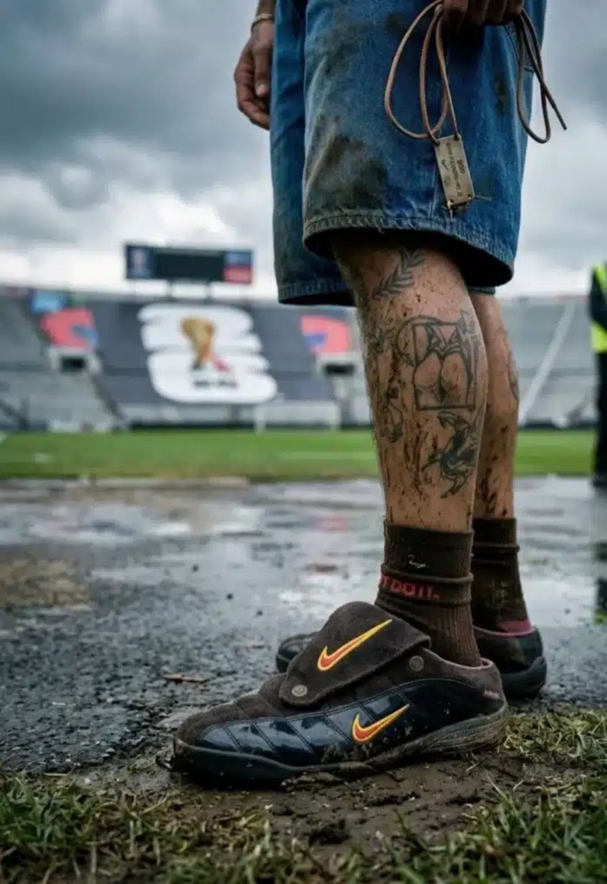 Rauw Alejandro wearing the "Velvet Brown" Kids Of Immigrants x Nike T90 Mule. Photo via Luis Abad.