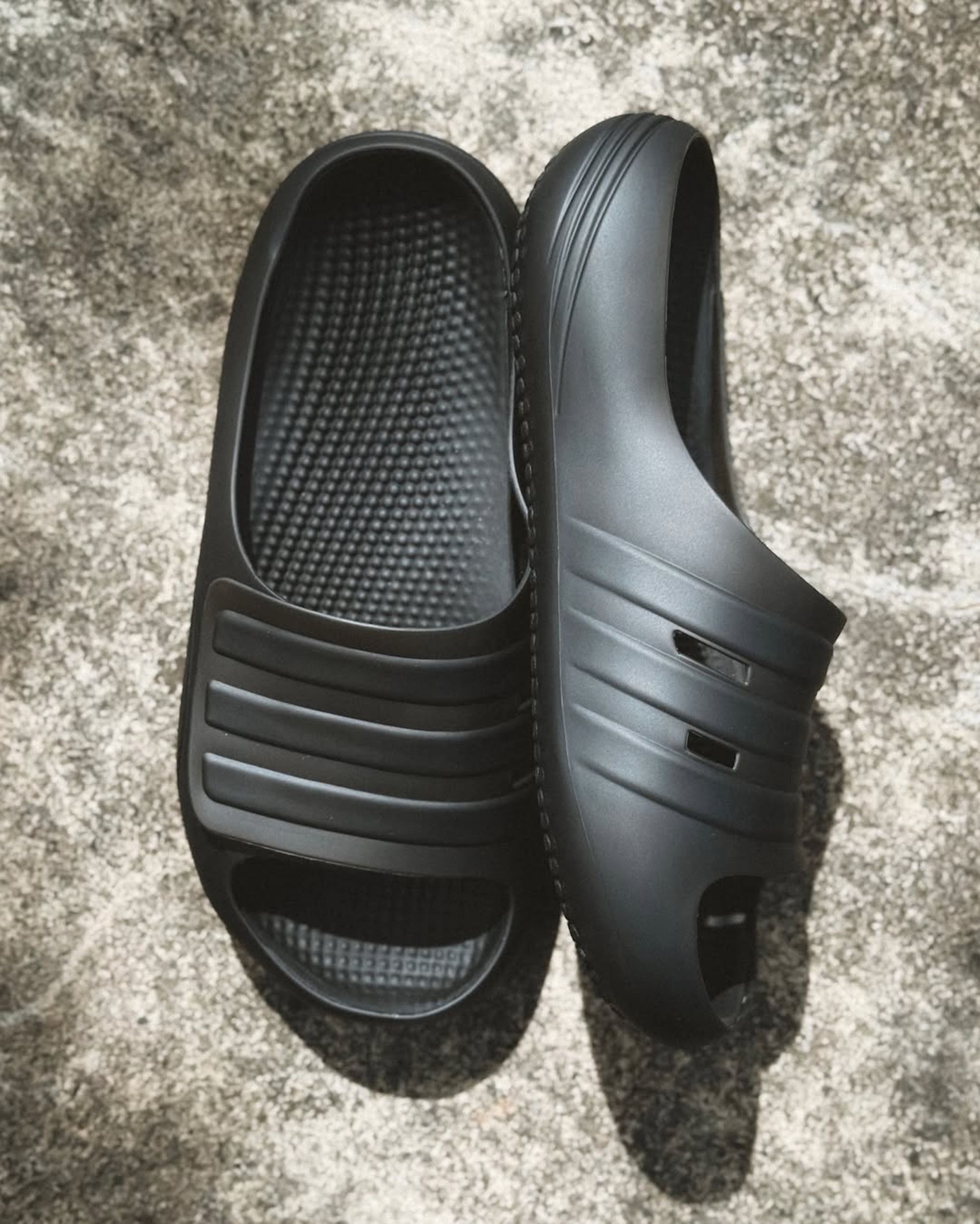 "Core Black" adidas Adislide. Photo via @lustpanama on Instagram.