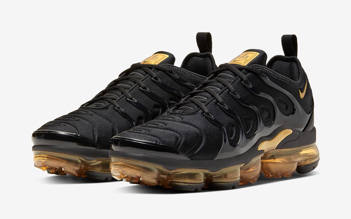 Sb roscoffShops Available Now Nike Air VaporMax Plus in Black and Metallic Gold nike slants shoes grey and pink hair black women