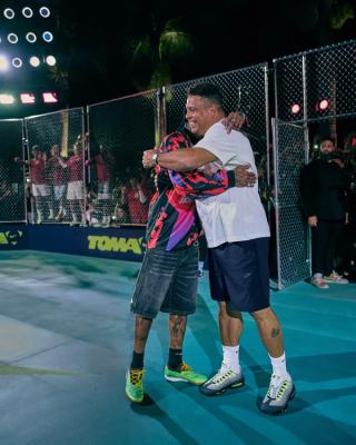 Travis Scott & Ronaldo Nazário, with the Brazilian footballer wearing the "Neon" Air Max 95 by Nike. Photo via Nike.