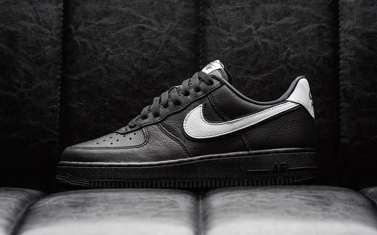 Air force 1 sales with black stripe