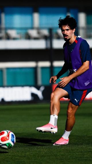 Vitinha wearing laceless "Breakout" Nike Mercurial Vapor 17. Photo via Vitinha.