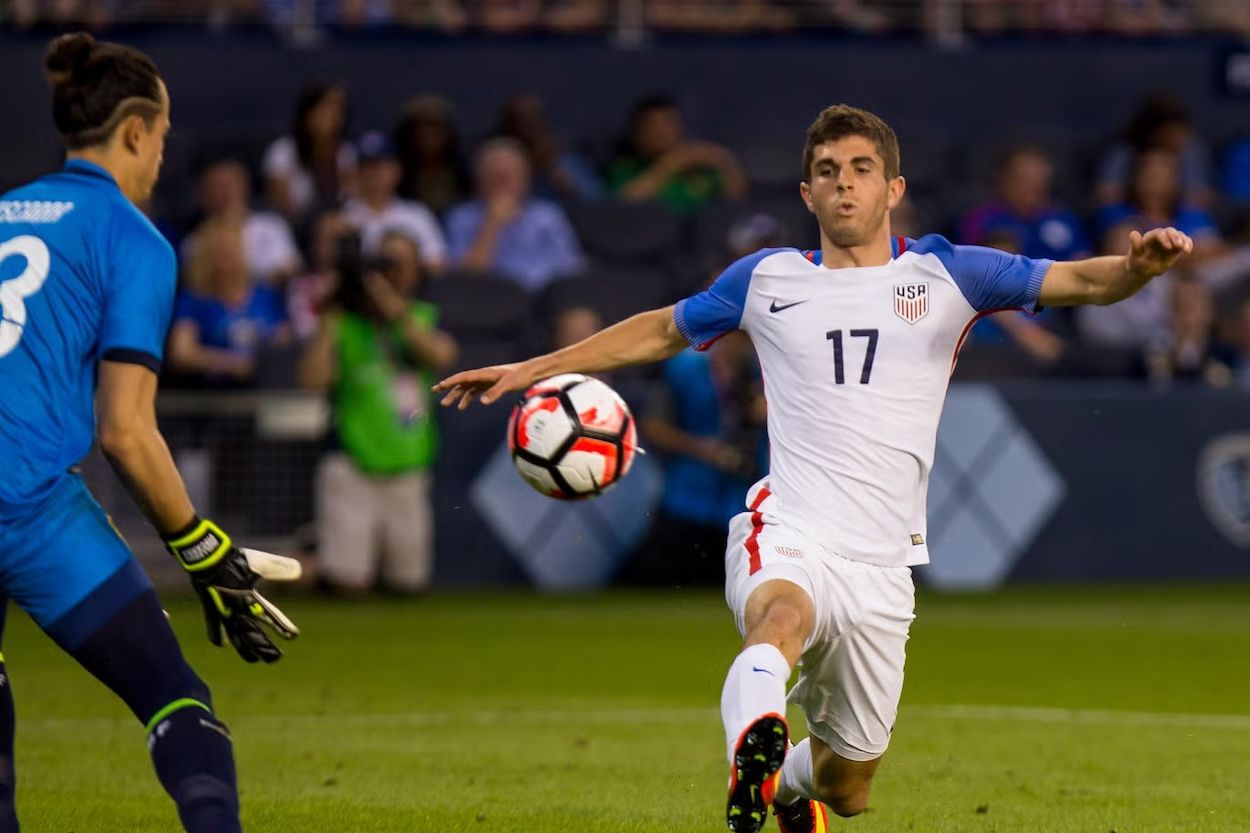 Christian Pulisic wearing USMNT's 2016 Home jersey. Photo via Kyle Rivas/Getty Images.