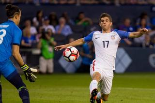 Christian Pulisic wearing USMNT's 2016 Home jersey. Photo via Kyle Rivas/Getty Images.