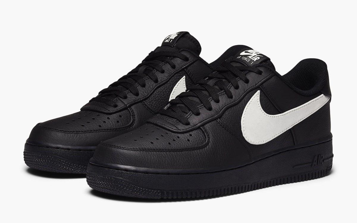 Air force black white. Air Force 1 White Black Swoosh. Cut out Swoosh Black White Nike Force. Чёрные Air Force зарисованные. Air Force 1 с чёрной эмблемой.