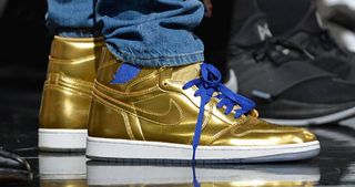 Kawhi flexes a pair of Gold Air Jordan 1’s