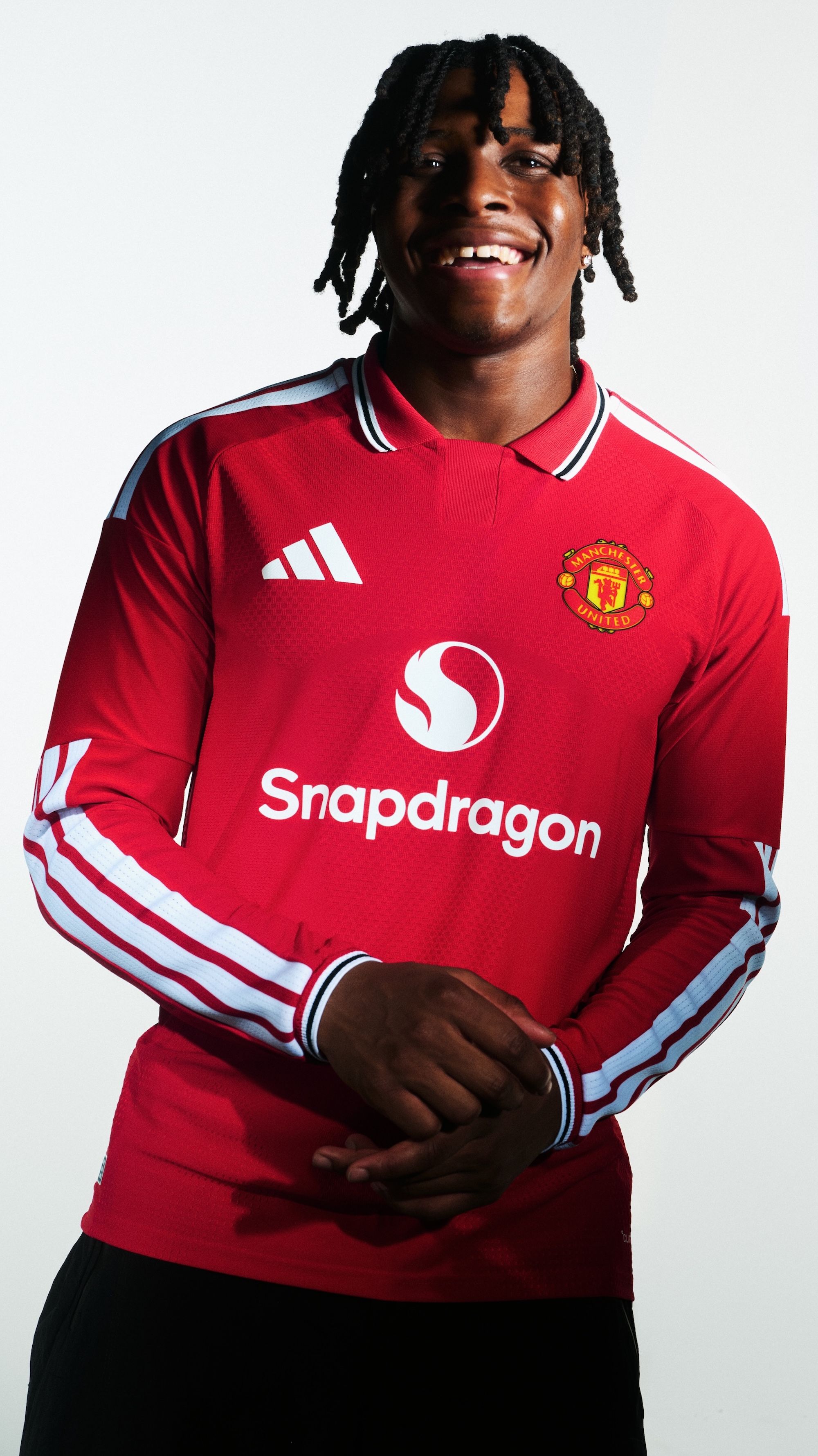 Patrick Dorgu for Manchester United 26/27 Home kit by adidas. Photo via adidas.