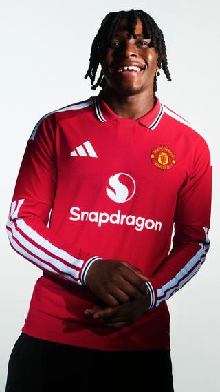 Patrick Dorgu for Manchester United 26/27 Home kit by adidas. Photo via adidas.