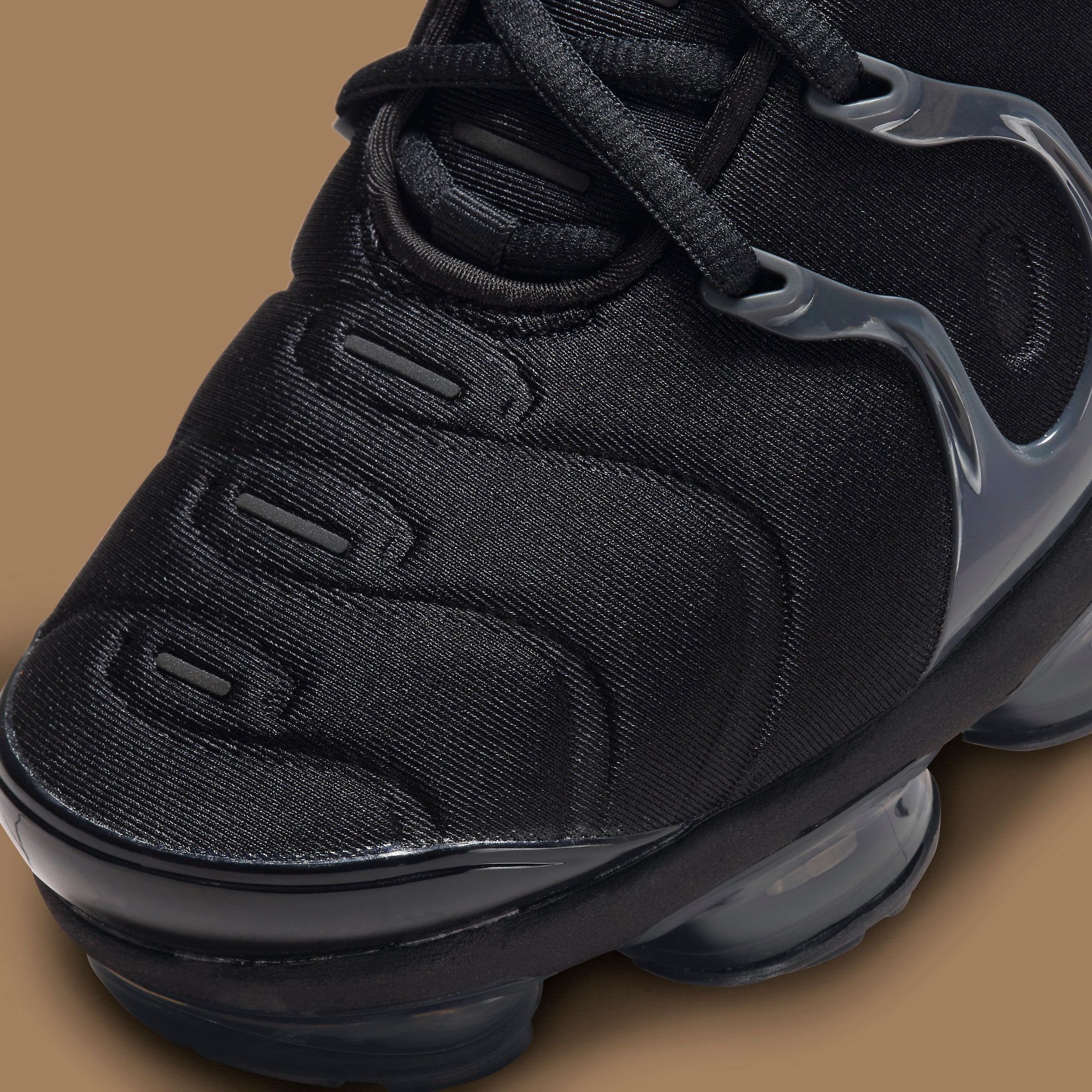 nike air vapormax plus black metallic gold
