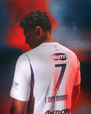 Luis Romo wearing Chivas 26/27 Away Jersey, showing off Nameplate. Photo via Nike.