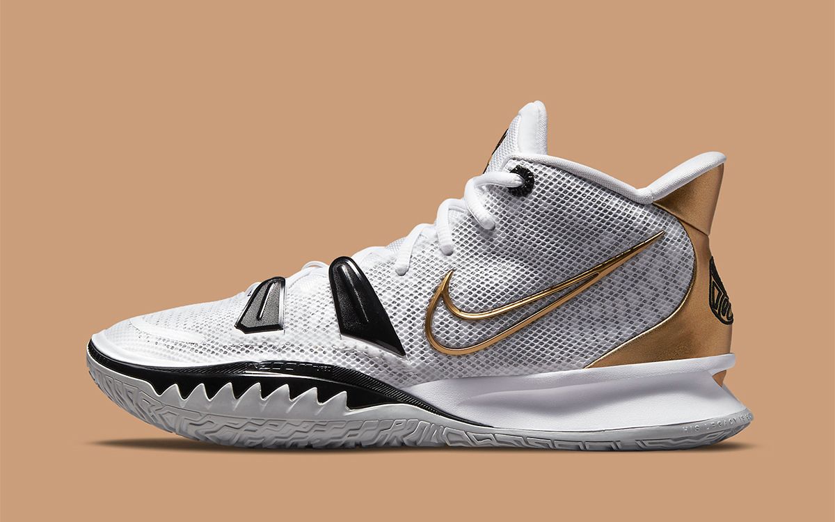 Kyrie irving shoes hotsell 4 black and gold