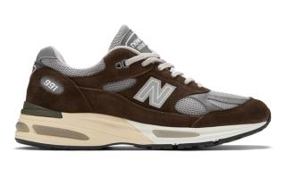New Balance 991v2 Made in UK in a "Slate Black/Alloy" color scheme.