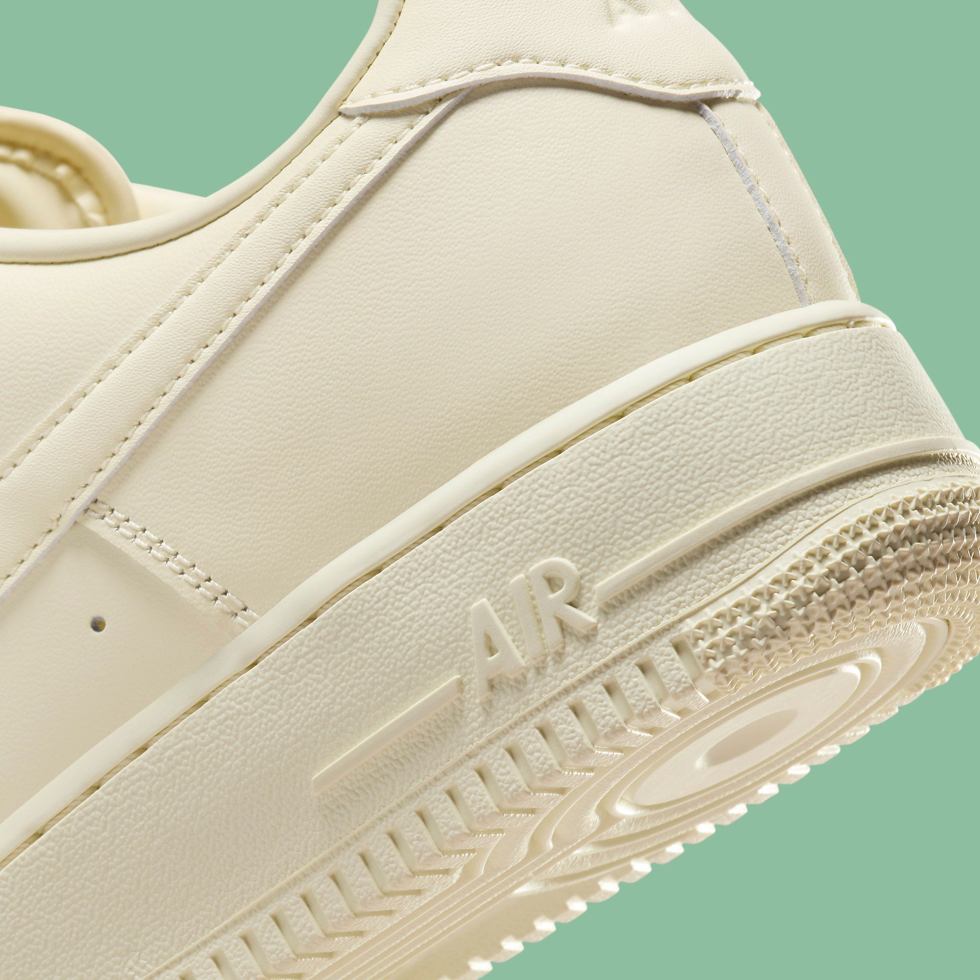 tenis nike air force 1 low misplaced swoosh pale yellow