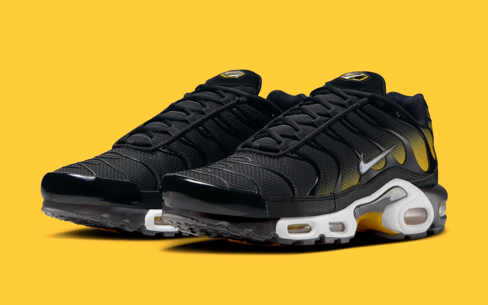 NIKE★AIR MAX PLUS★WHITE/BLACK/UNIVERSITY GOLD Nike Air Max Plus Black University Gold White Men's - DM0032