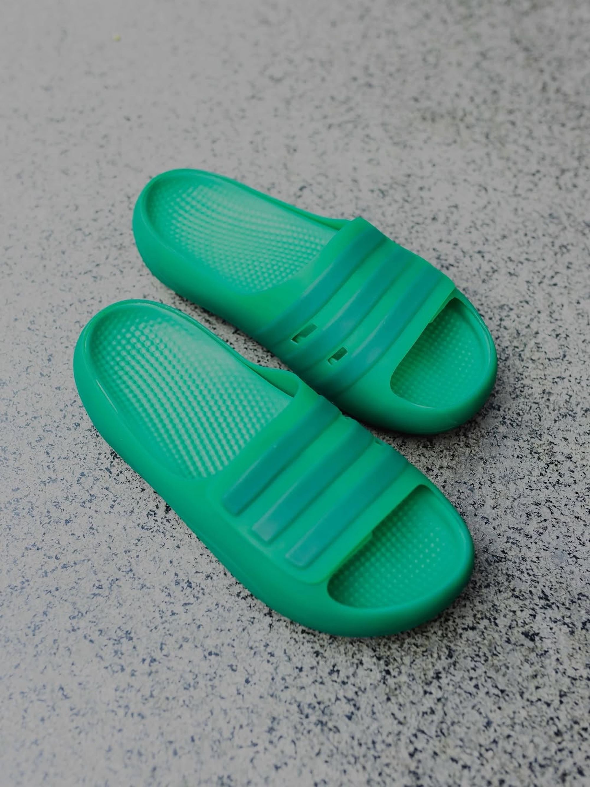 "Bold Green" adidas Adislide. Photo via @lust.mexico on Instagram.