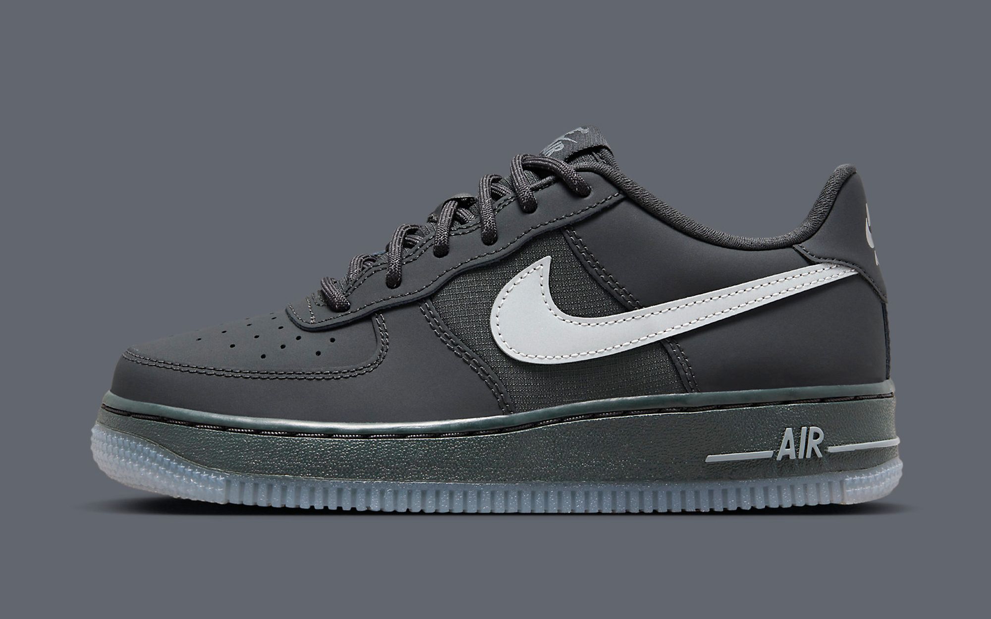 Perforeren Snor kogel Nike Adds Reflective Swooshes to this Matte Black Air Force 1 Low | House  of Heat°