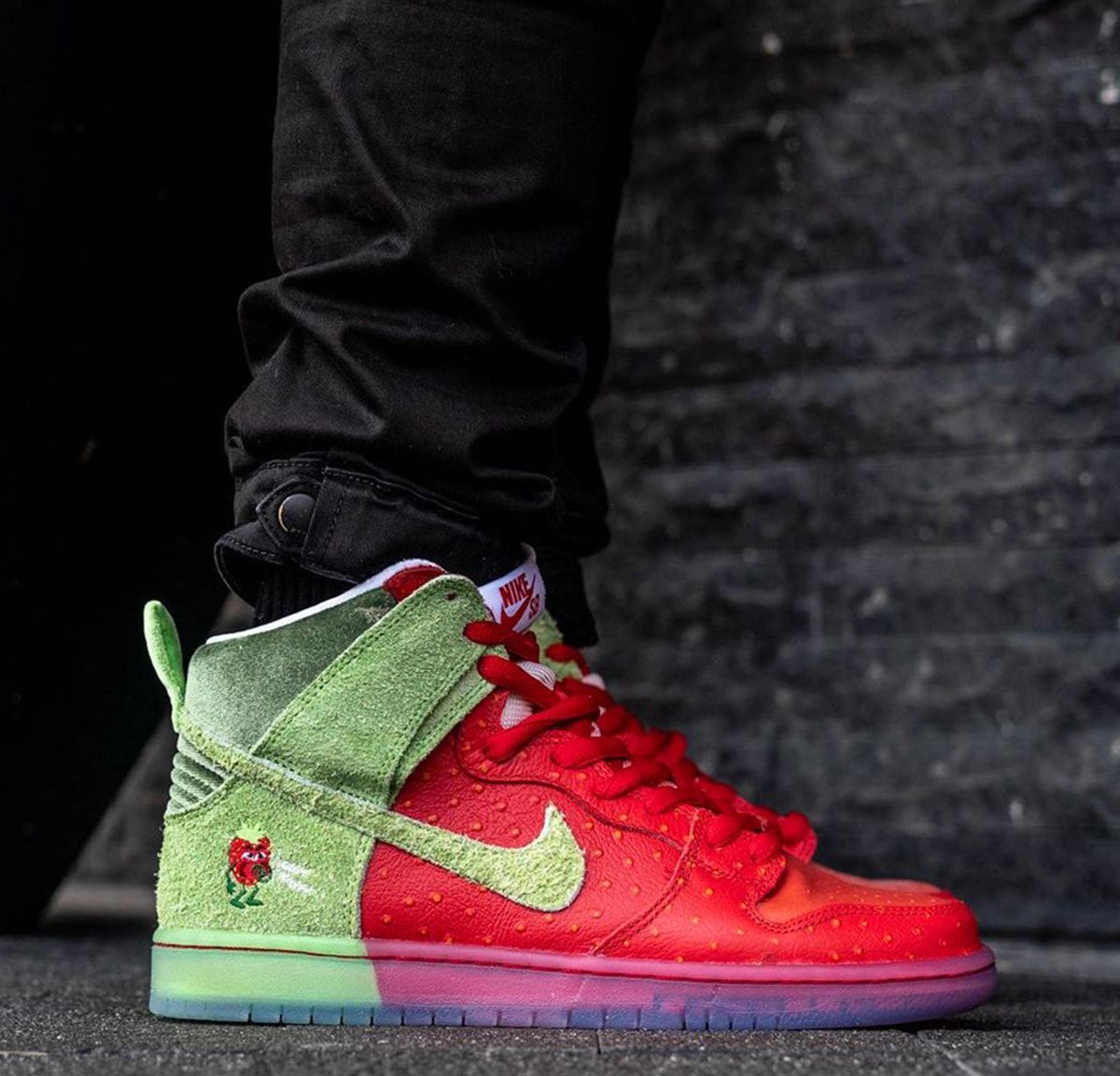 Nike SB Dunk High Strawberry Cough CW7093-600 Release