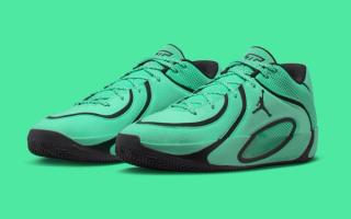 Jordan Tatum 4 in "Green Glow/Black" basketball sneaker.