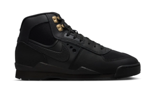 Nike Baltoro boot retro in a "Black/Metallic Gold" color scheme.