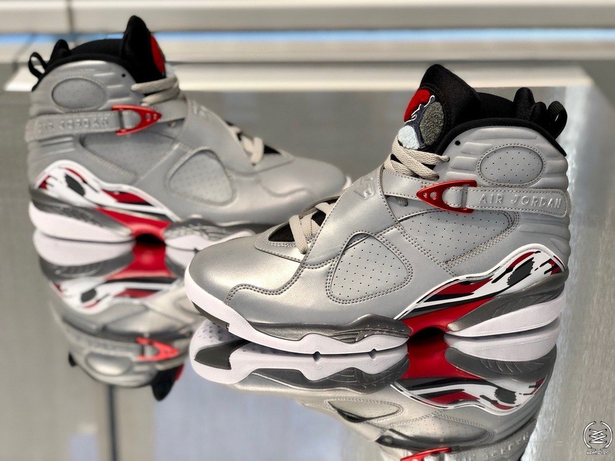 Reflective store retro 8