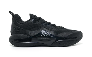 Austin Reaves' Rigorer AR2 in a stealthy, black mamba-inspired "Snake Eyes" makeover.
