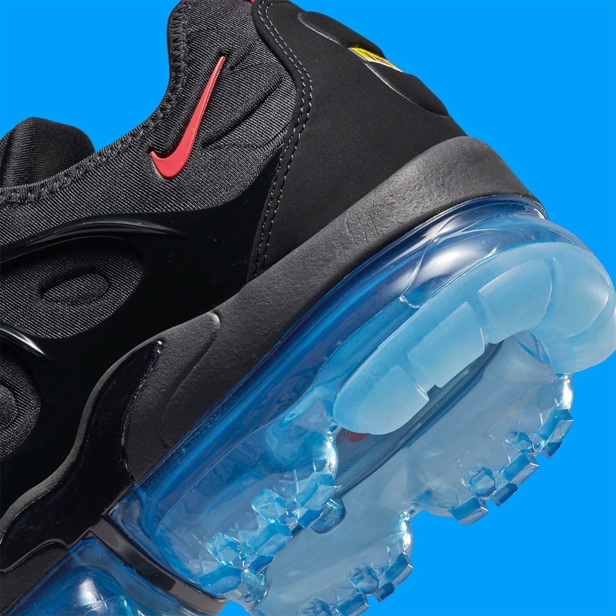 Black and clearance blue vapormax plus