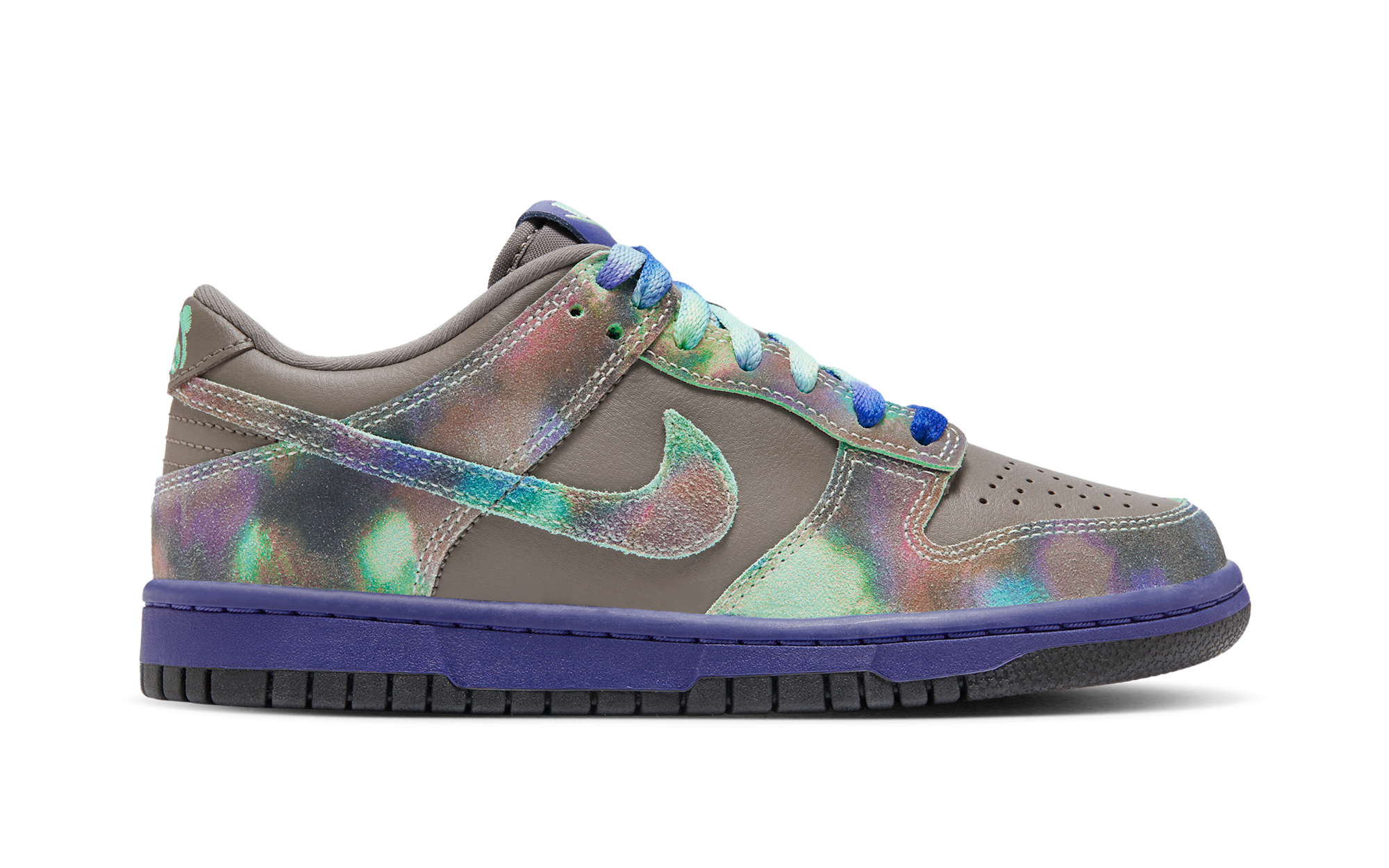 Kuroiso pandaページ This Kids Nike Dunk Low “Panda” Mixes Suede, Color, and Fun