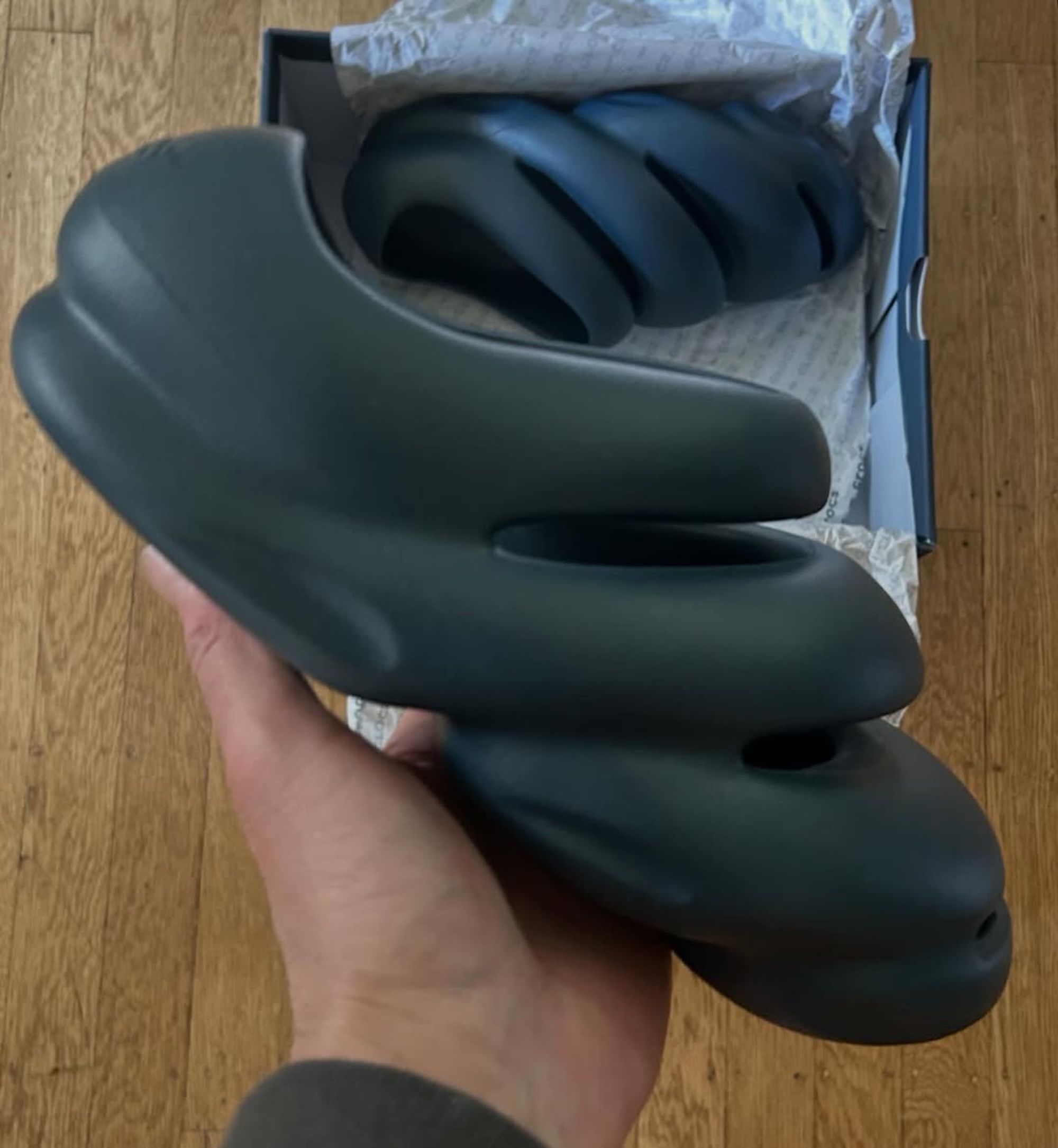 Steven Smith's Crocs Roy slide/clog design in a black colorway.